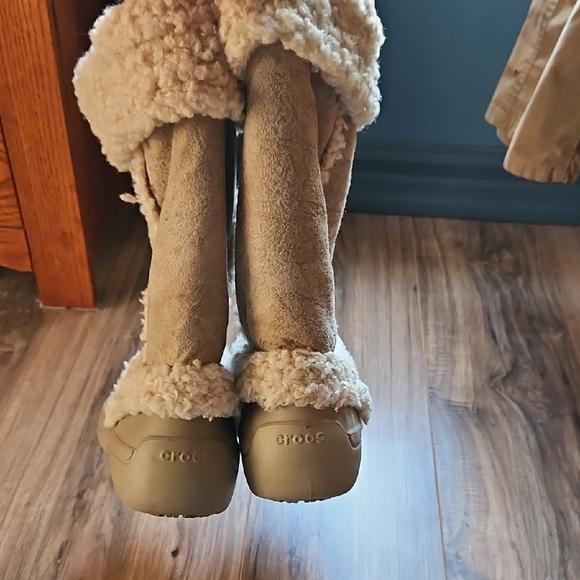CROCS Women's Beige Fleece-Lined Clogs Shoes - Picture 8 of 15